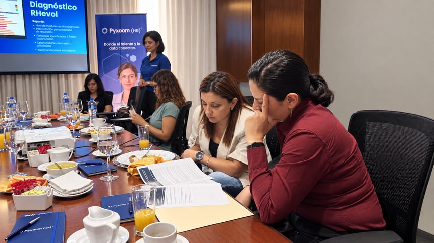 Participantes revisando su reporte del Diagnóstico de Madurez RHevol